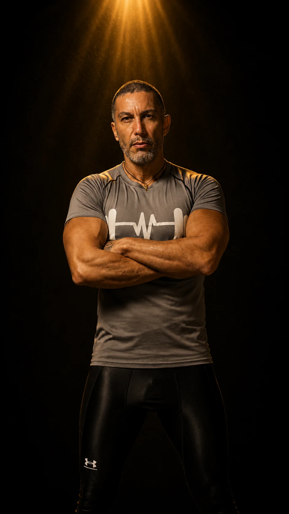 José Pérez con camiseta gris de entrenamiento y brazos cruzados